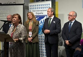 La secretaria general de Turismo de la Junta de Andalucía, Yolanda de Aguilar, durante su alocución, y detrás Francisco Carmona y Jesús Estrella.