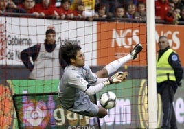 El brasileño para un penalti en El Sadar frente a Osasuna; paró nueve el primer año.