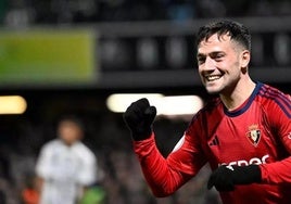 José Arnaiz celebra un gol con Osasuna.