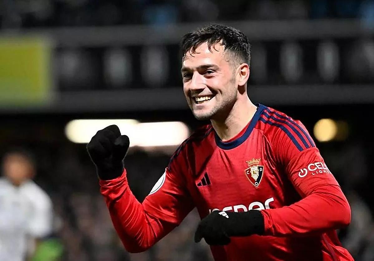 José Arnaiz celebra un gol con Osasuna.