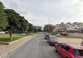 Imagen de la calle Pilar Miró de Almería, donde se ha producido el accidente.