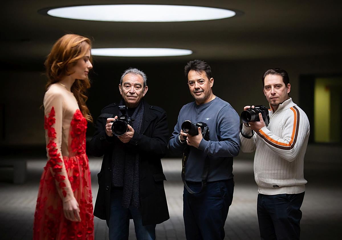 Faustino Maldonado, Jesús Vergara y Diego Paredes, en la sesión con la modelo y actriz Eva Gutfreund.