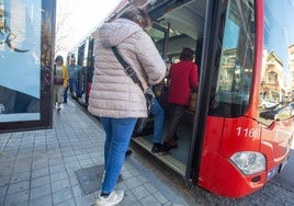 Pasajeros cogiendo un autobús urbano en Granada.