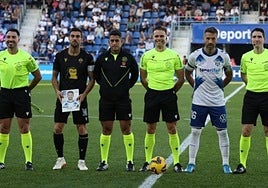 Muñiz Muñoz, en el centro, junto a los capitanes del Castellón y del Tenerife y sus asistentes el pasado fin de semana.