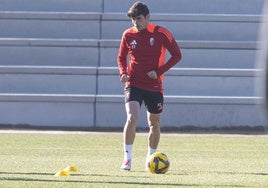 Pablo Sáenz conduce un balón durante un entrenamiento.