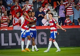 Siren Diao, abrazado por Loïc Williams tras su gol al Córdoba.