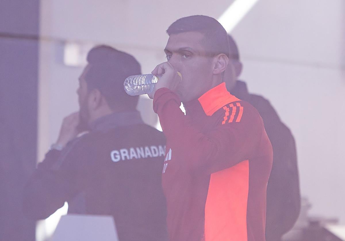 Myrto Uzuni bebe agua de una botella aún con el chándal del Granada la semana pasada.