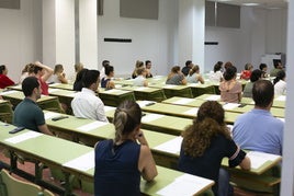 Opositores, durante un examen para obtener plaza de docente.