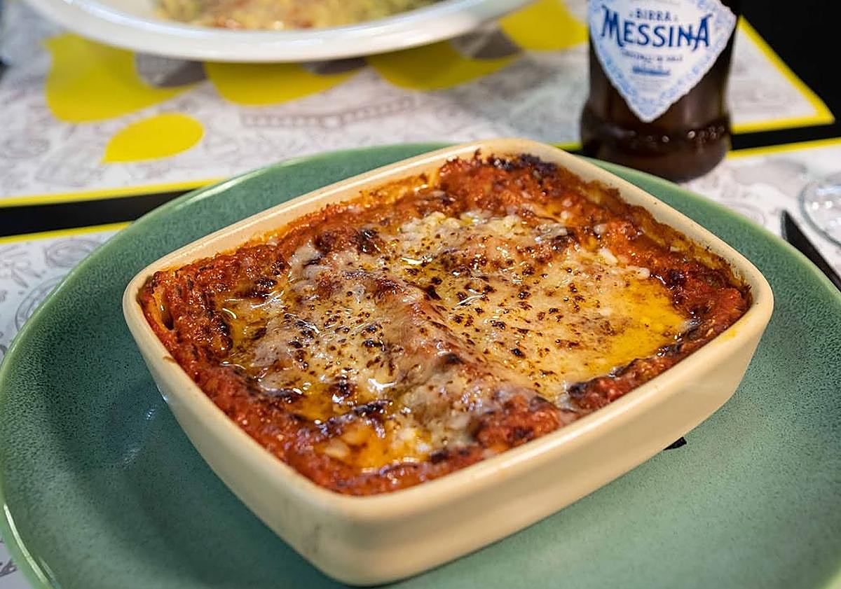 Imagen principal - Lasañas gratis este sábado en la tienda gourmet italiana de Granada por su aniversario