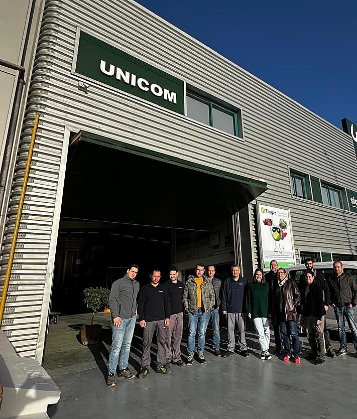 Imagen secundaria 2 - Parte del equipo de Unicom en la nave de Salobreña.