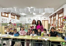 Loli y Nerea junto a los niños del clegio.