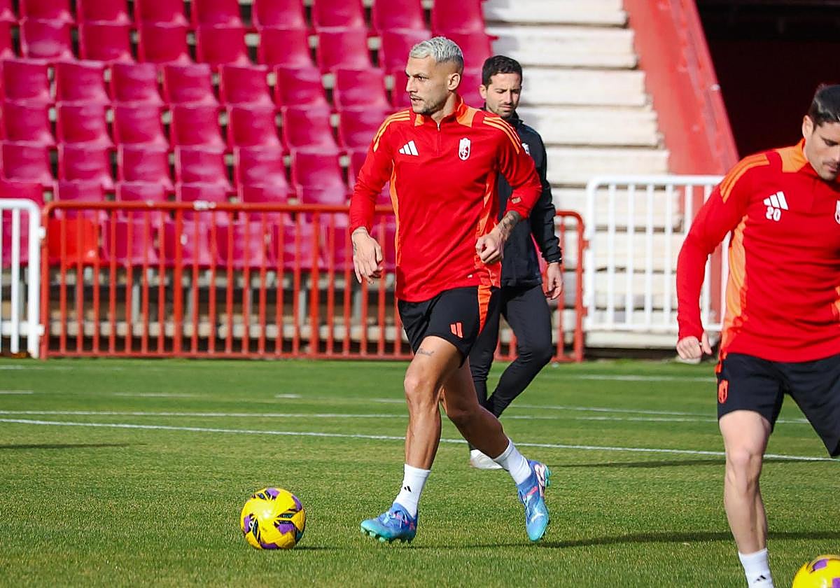 Su primer entrenamiento con el Granada este sábado en Los Cármenes.