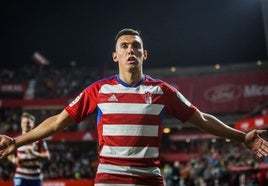 Uzuni celebra un gol con el Granada CF.