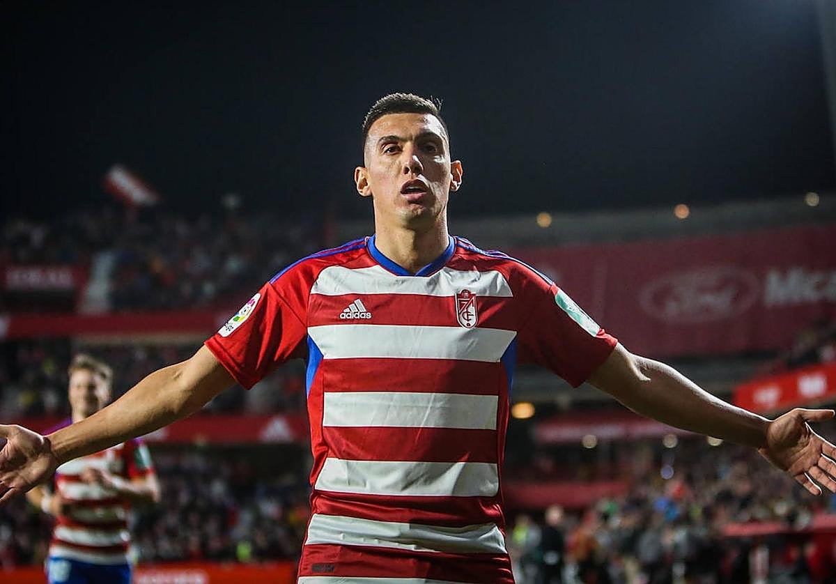 Uzuni celebra un gol con el Granada CF.