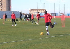 Martin Hongla juega un balón durante un ejercicio de calentamiento este jueves, con la rodilla derecha vendada.