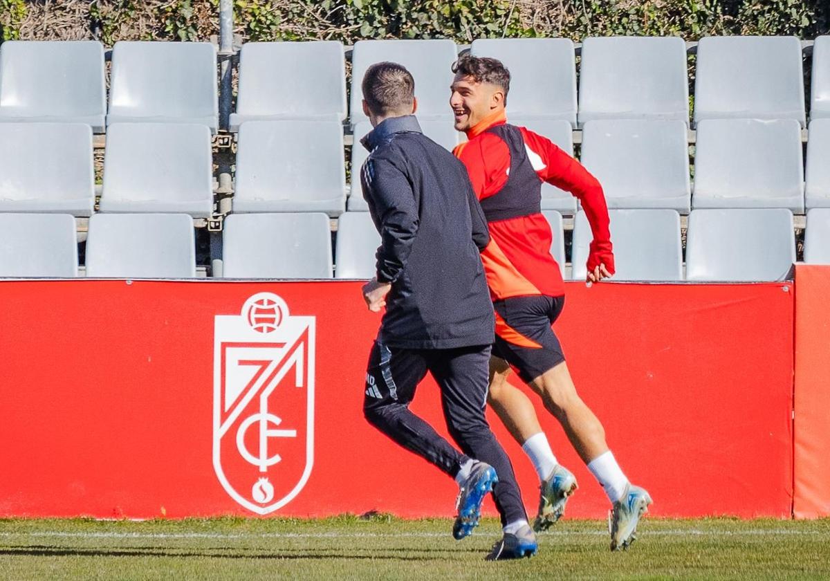 Sergio Rodelas corre junto al readaptador Manu Dimas, entre risas.