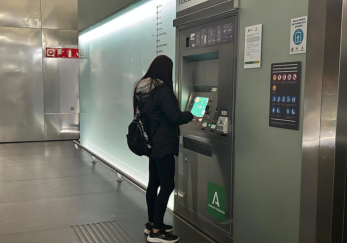 La falta de tickets en el metro de Granada impide la compra de billetes simples