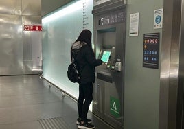 La falta de tickets en el metro de Granada impide la compra de billetes simples