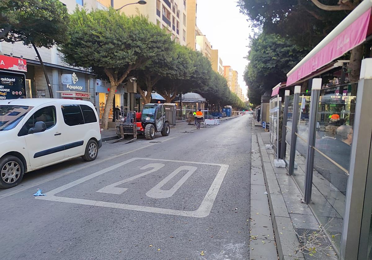El primer tramo del Paseo de Almería cerrado al tráfico por las obras.