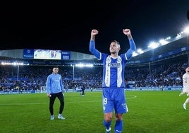 Stoichkov celebra una victoria con el Alavés en Mendizorroza esta temporada.