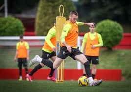 El 'pingüino' Dubasin chuta en un entrenamiento.