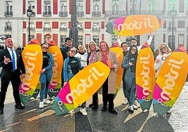 Surferos en el centro de la capital.