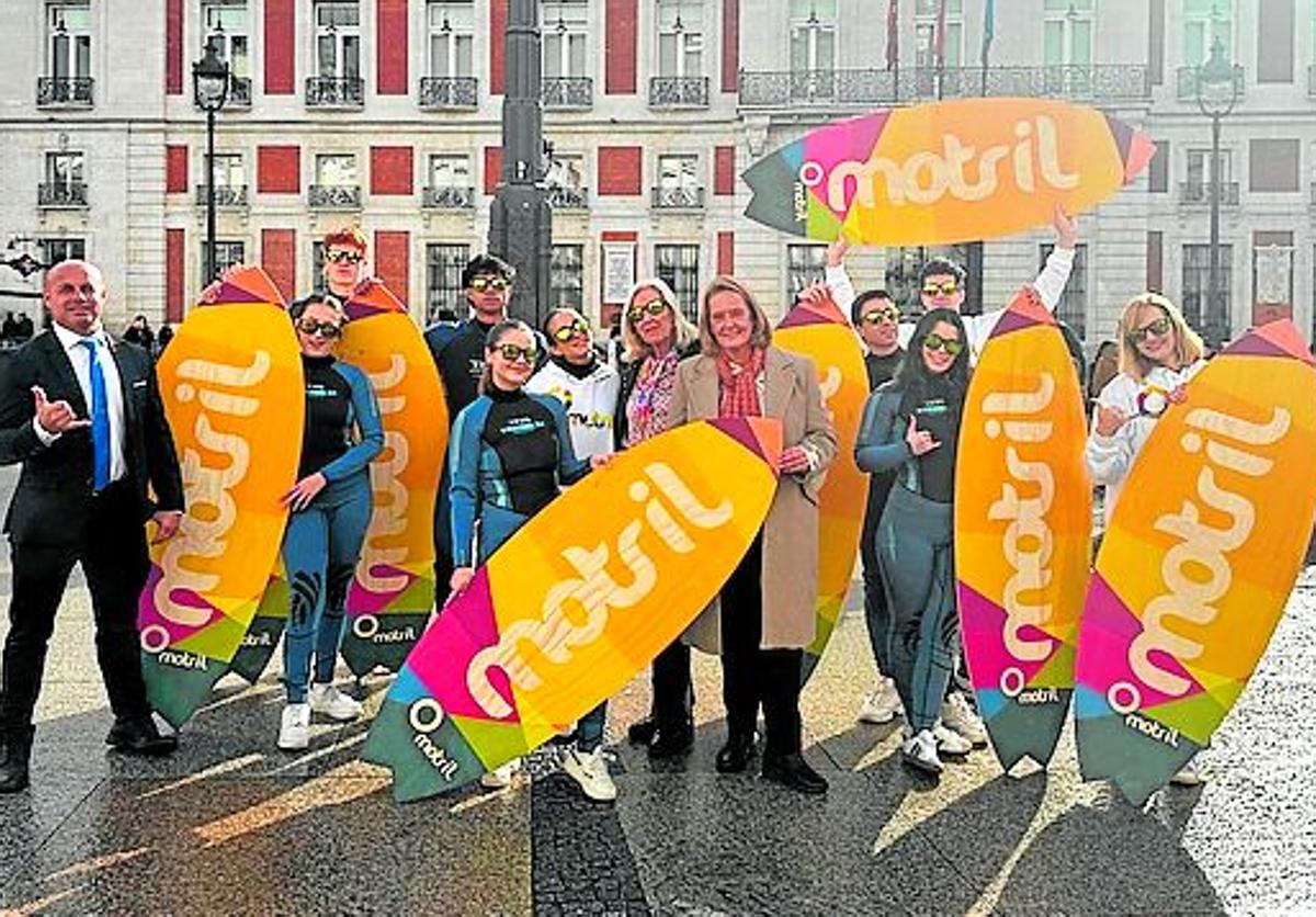 Surferos en el centro de la capital.