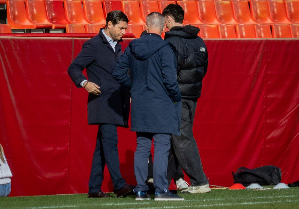 Matteo Tognozzi y Lucas Alcaraz, de espaldas, durante el último entrenamiento del Granada.