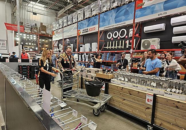 Los presentadores, el día que estuvieron comprando materiales para la reforma.