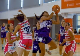 Penetración de María Sánchez en el partido de la primera vuelta del GmasB contra el Náutico.