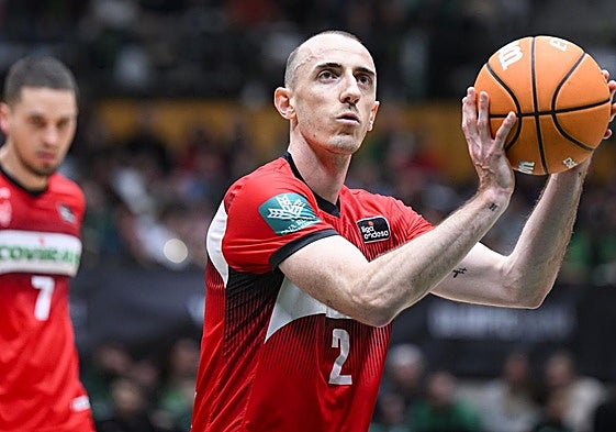 Jonathan Rousselle lanza un tiro libre en Badalona