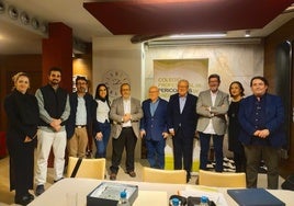 Homenajeados con la junta directiva de la APJ.