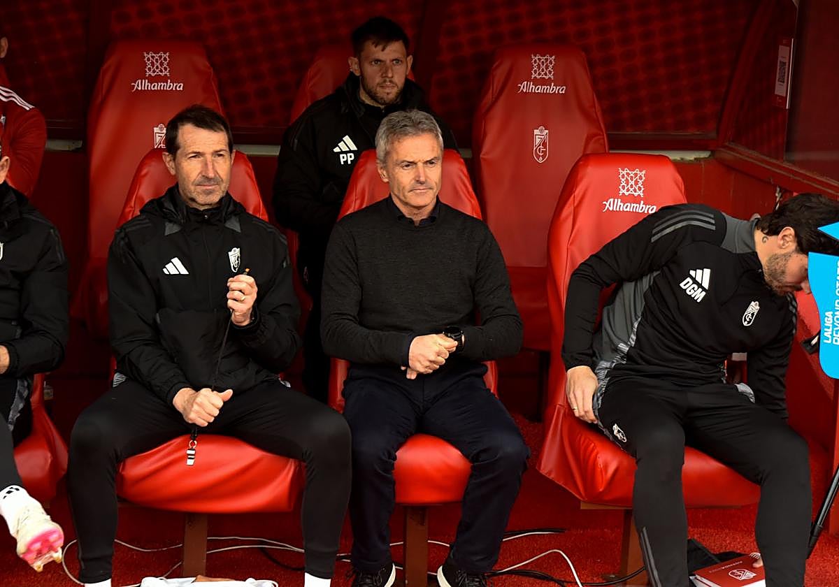 El entrenador Fran Escribá, junto a sus ayudantes en Los Cármenes.