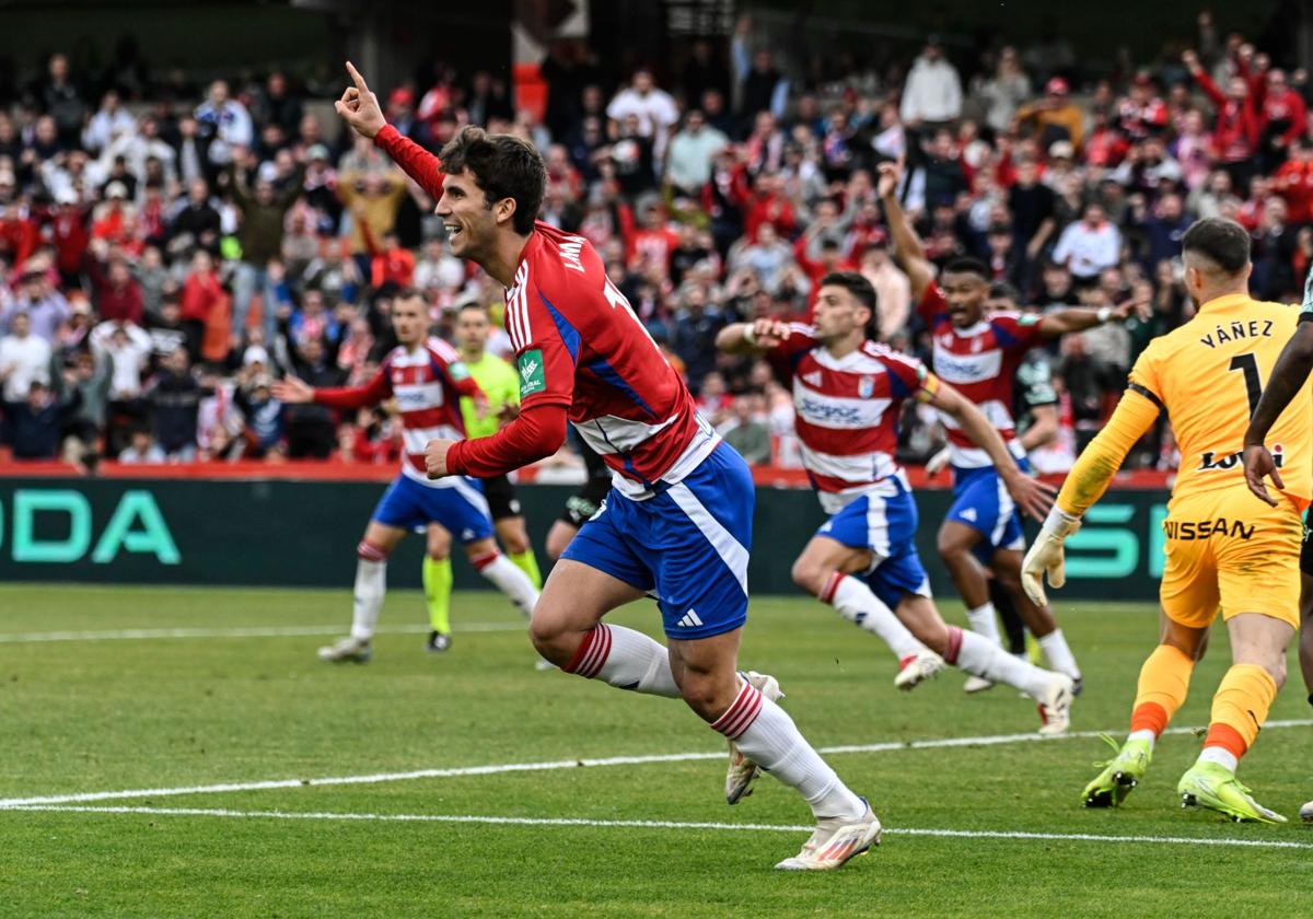 El nazarí Manu Lama celebra su gol frente al Sporting.