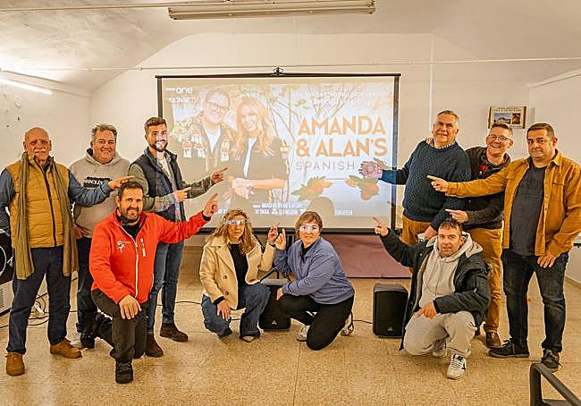El alcalde y algunos vecinos, con el cartel.