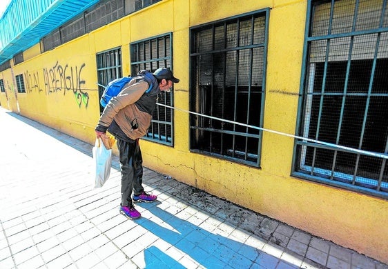 Esta fotografía pertenece a una serie que se publicó el pasado lunes 20 bajo el paraguas de una información cuyo título fue: «Queman el futuro albergue de Norte».