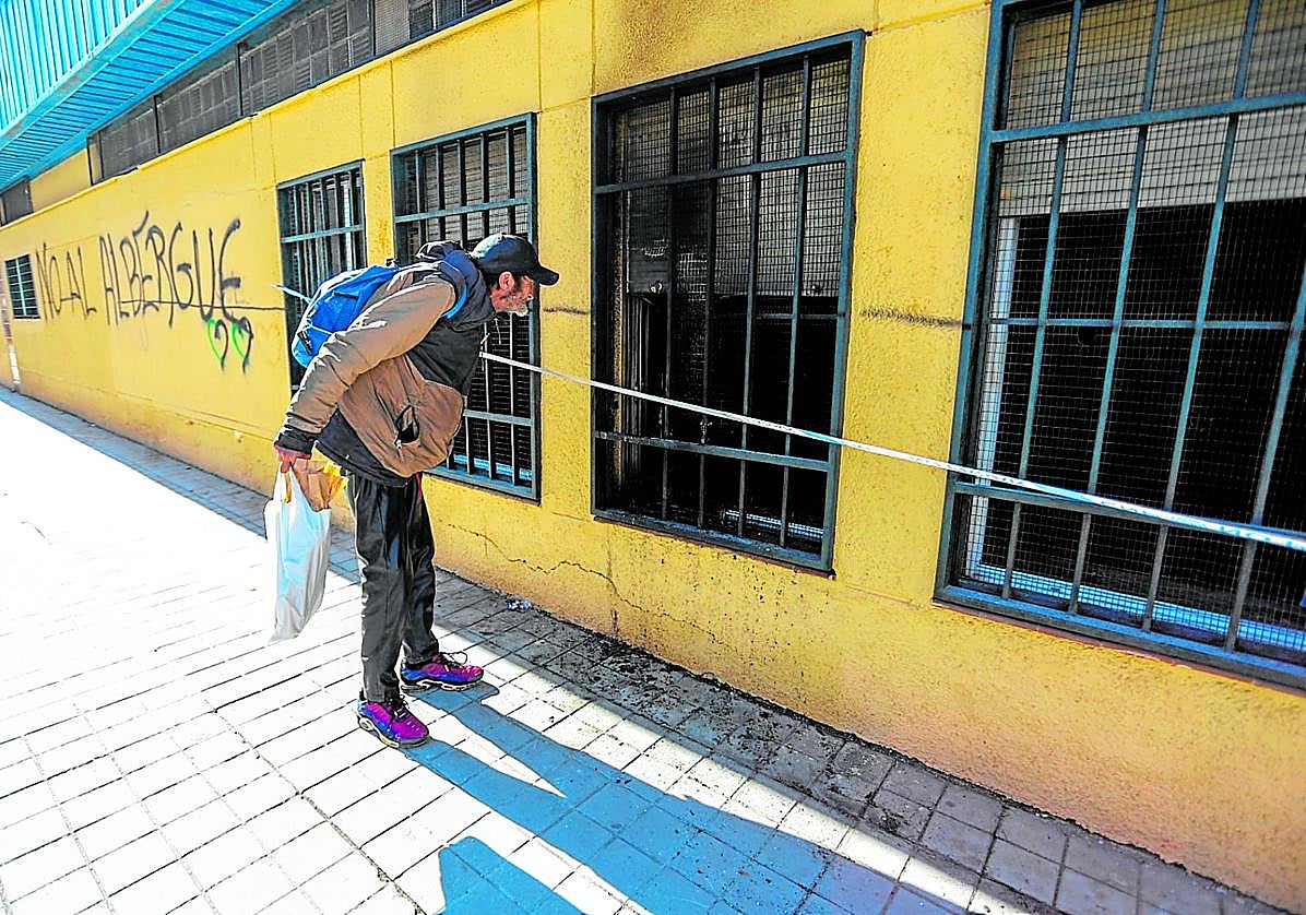 Esta fotografía pertenece a una serie que se publicó el pasado lunes 20 bajo el paraguas de una información cuyo título fue: «Queman el futuro albergue de Norte».