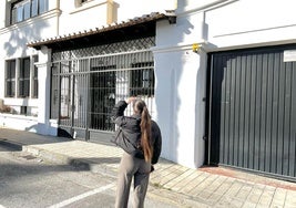 Patri Villegas mirando un piso de un residencial de Motril.