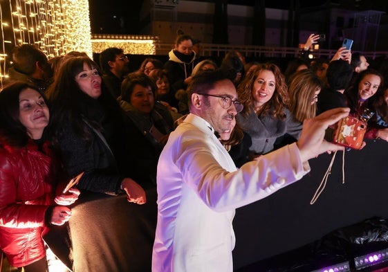 El director de cine Juan Antonio Bayona se hace un selfie en la alfombra roja de los Premios Goya del año pasado en Valladolid.