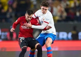 Jose Arnaiz protege un balón ante Christensen.