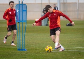 Pablo Sáenz pasa un balón durante el entrenamiento de recuperación de este lunes.