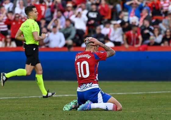 Stoichkov lamenta una de las ocasiones que desaprovechó contra el Sporting.