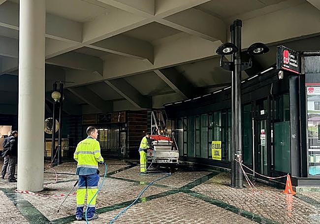 Limpieza en los alrededores del Palacio de Congresos de Granada.