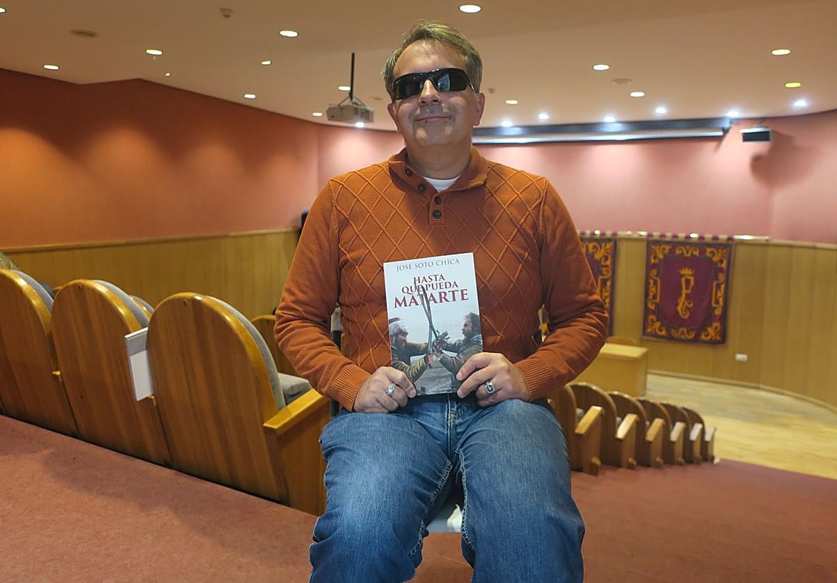 El escritor granadino José Soto, con su obra, en el Instituto de América de Santa Fe.