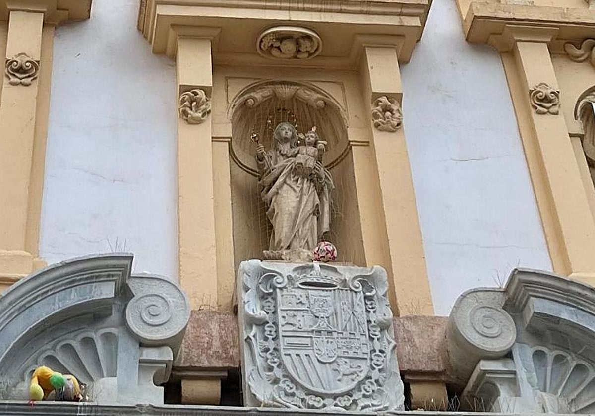 El balón rojo, a los pies de la Virgen, en la fachada de la Iglesia de Plaza de Gracia.