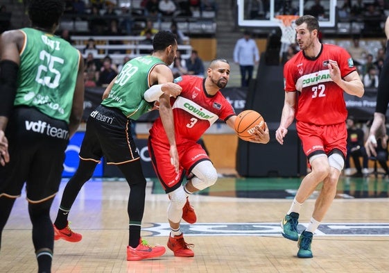 El rojinegro Gian Clavell sufre falta en la cancha del Joventut.