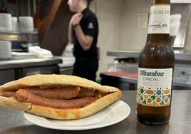 Un perrito y una cerveza Alhambra Especial en el Bar Aliatar.