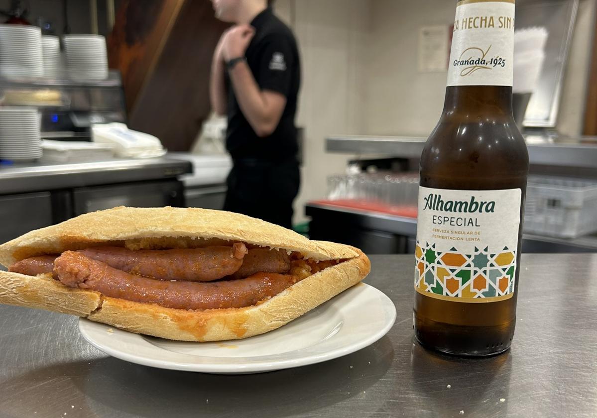 Un perrito y una cerveza Alhambra Especial en el Bar Aliatar.