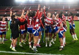 Las futbolistas del Granada celebran el pase copero ante el Sevilla en Los Cármenes.