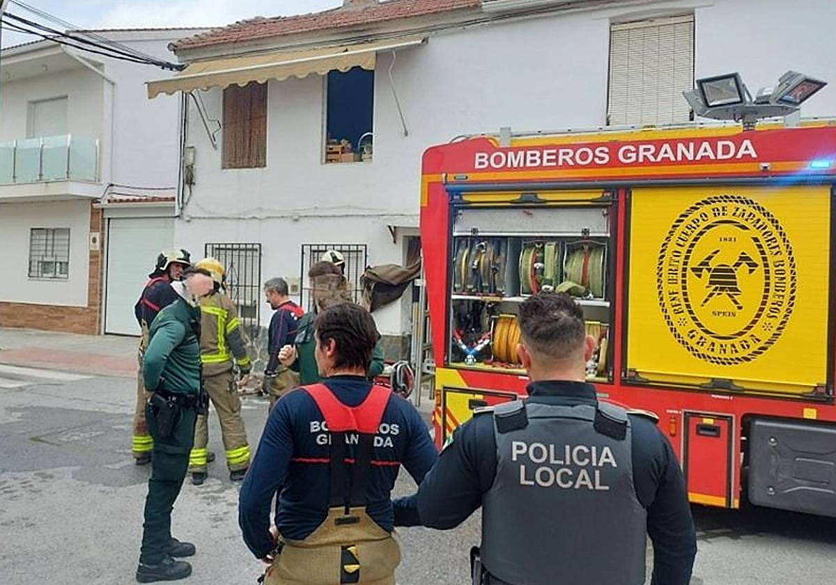 Efectivos junto a la vivienda afectada por el incendio.